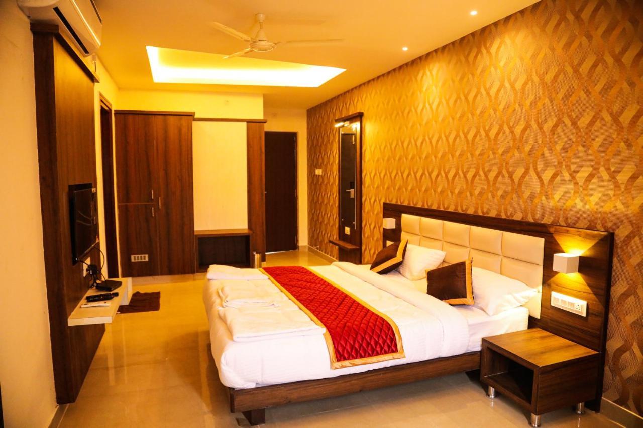 Royal Indraprastha The Hotel Bangalore Exterior photo