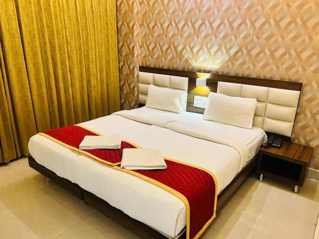 Royal Indraprastha The Hotel Bangalore Exterior photo